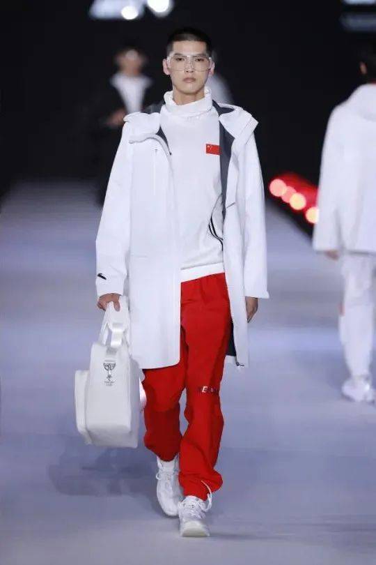 北京2022年冬奧會(huì)特許商品國(guó)旗款運(yùn)動(dòng)服裝發(fā)布會(huì)